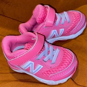 New Balance Kid's 680 V6 Hook and Loop Running Shoe, Sporty Pink/Astral Glow